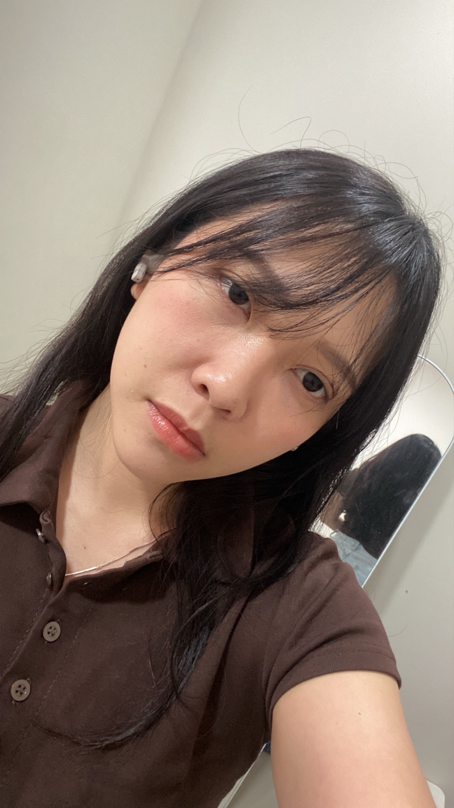 Cynthia memakai rol rambut