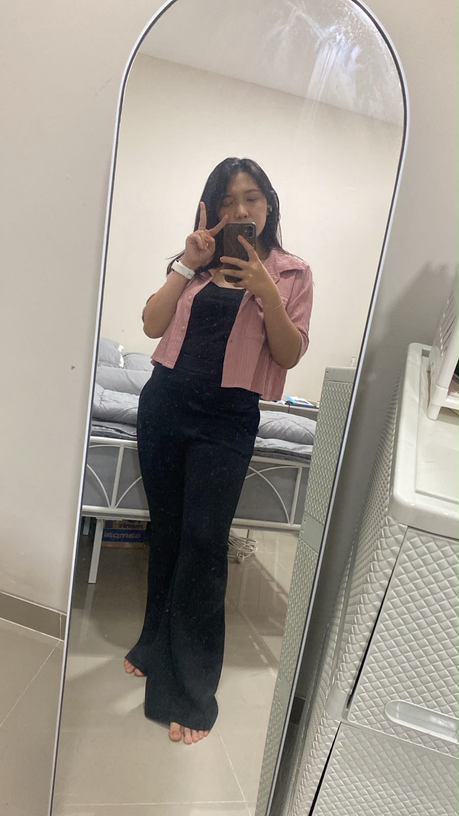 Cynthia berfoto di depan cermin