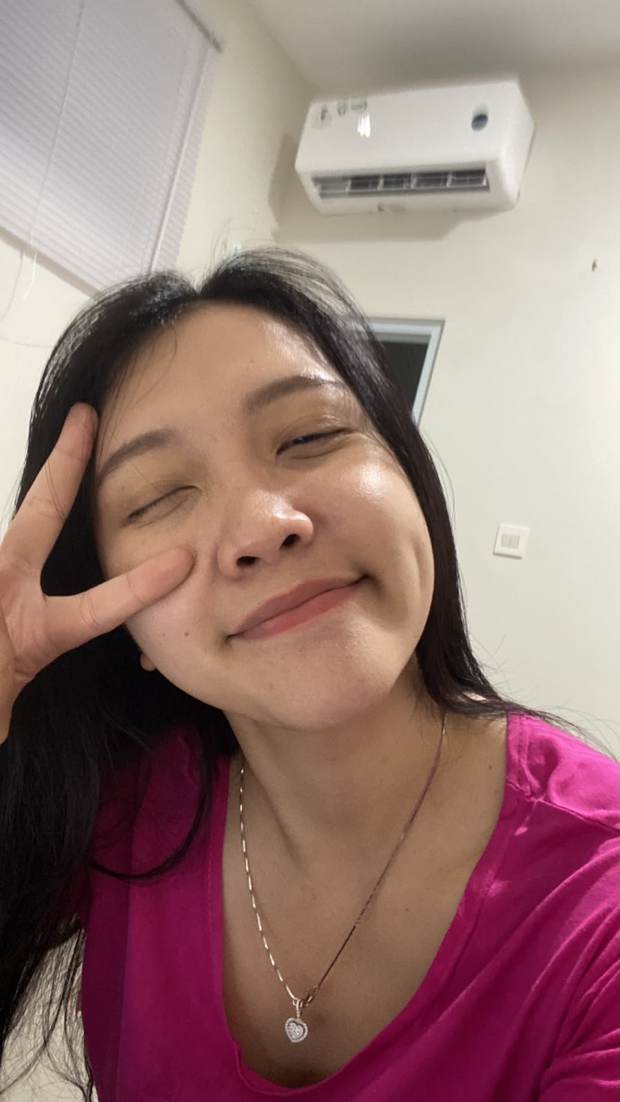 Cynthia membuat tanda damai