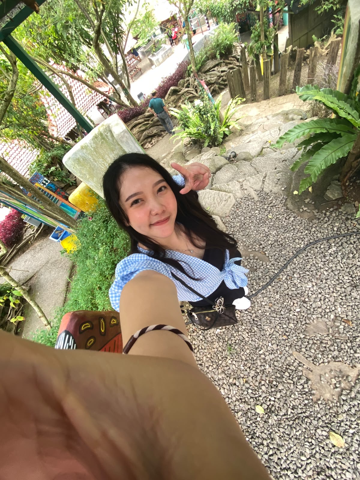 Cynthia sedang berjalan-jalan