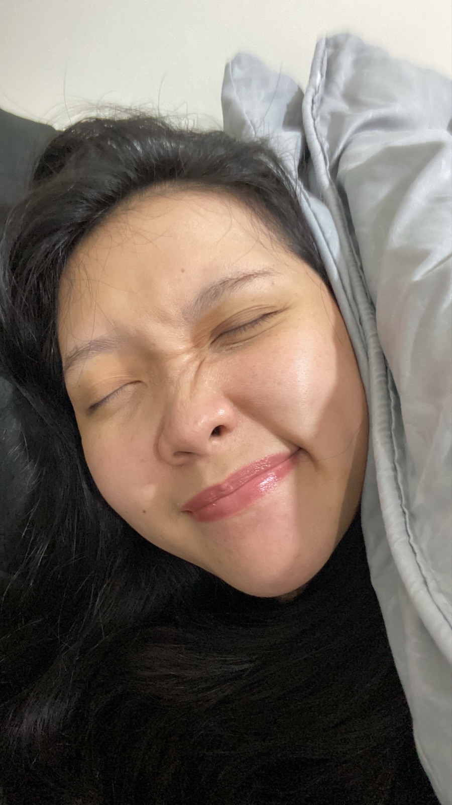 Cynthia tersenyum manis