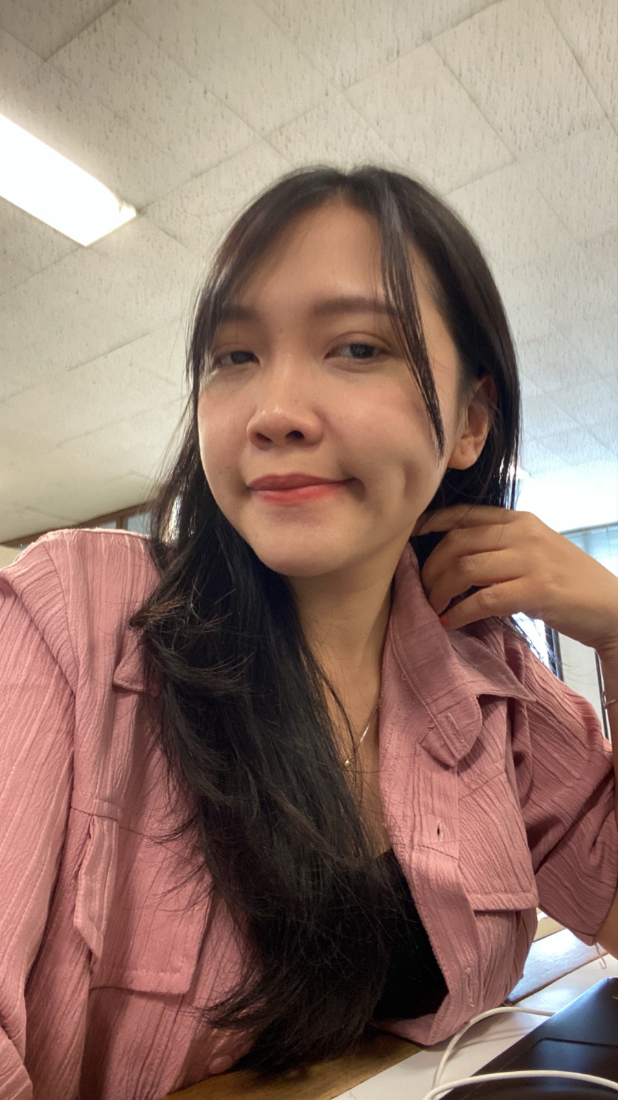Cynthia memakai baju merah muda
