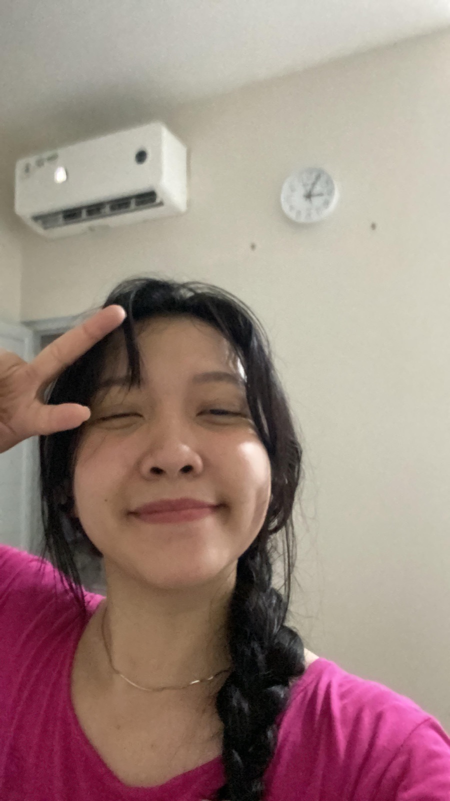 Cynthia tersenyum dan membuat tanda damai