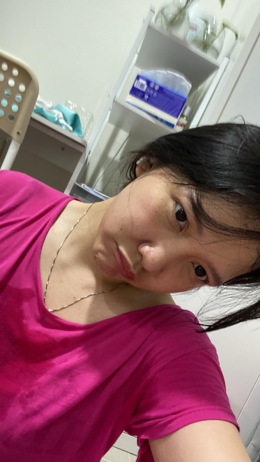 Cynthia memasang wajah cemberut lucu